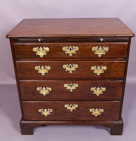 A Good 18th century George II Chest of Drawers with Slide
