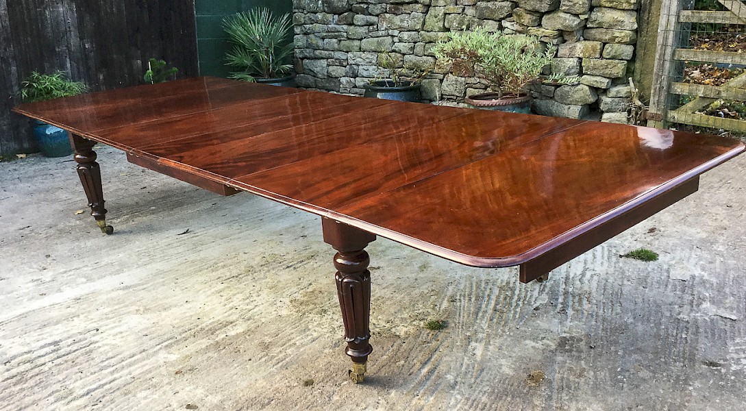Good Early Victorian Mahogany Dining Table seats 14
