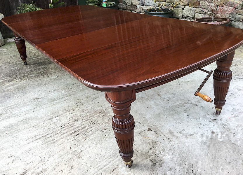 Victorian Mahogany Extending Dining Table with 3 leaves