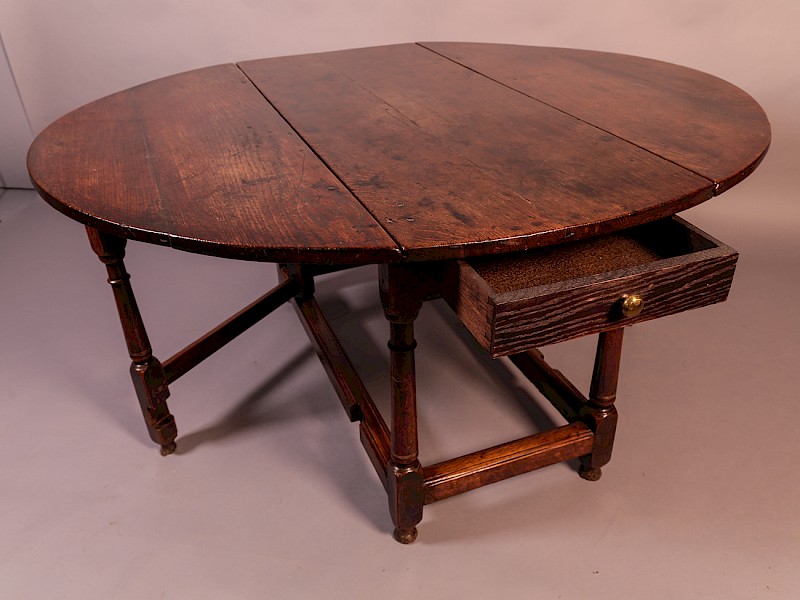 17th century Gate Leg Table in Oak