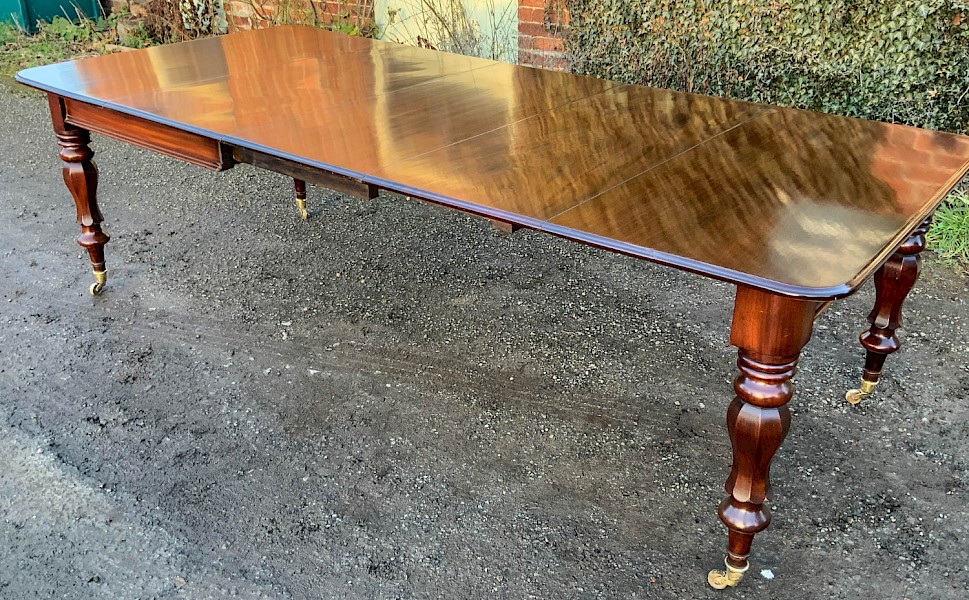 A Victorian Mahogany 3 leaf Extending Dining Table