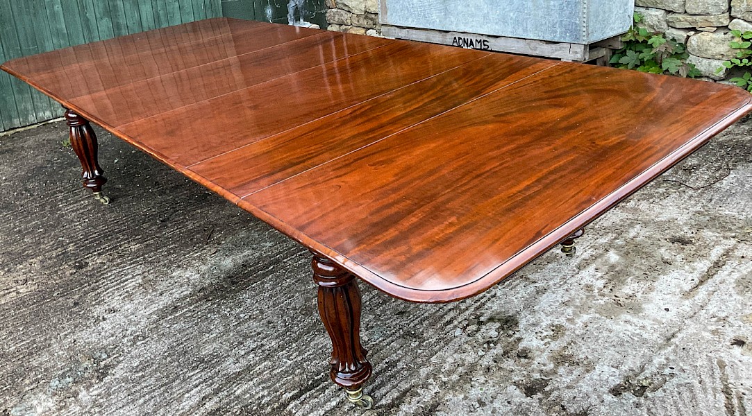 A Good Early 19th century extending dining Table in Mahogany