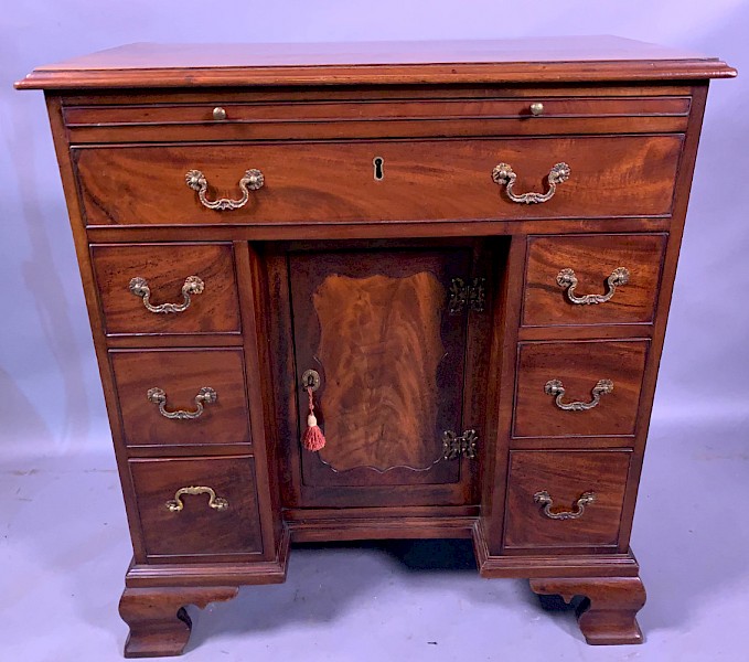 A Good 18th century Kneehole desk in Mahogany