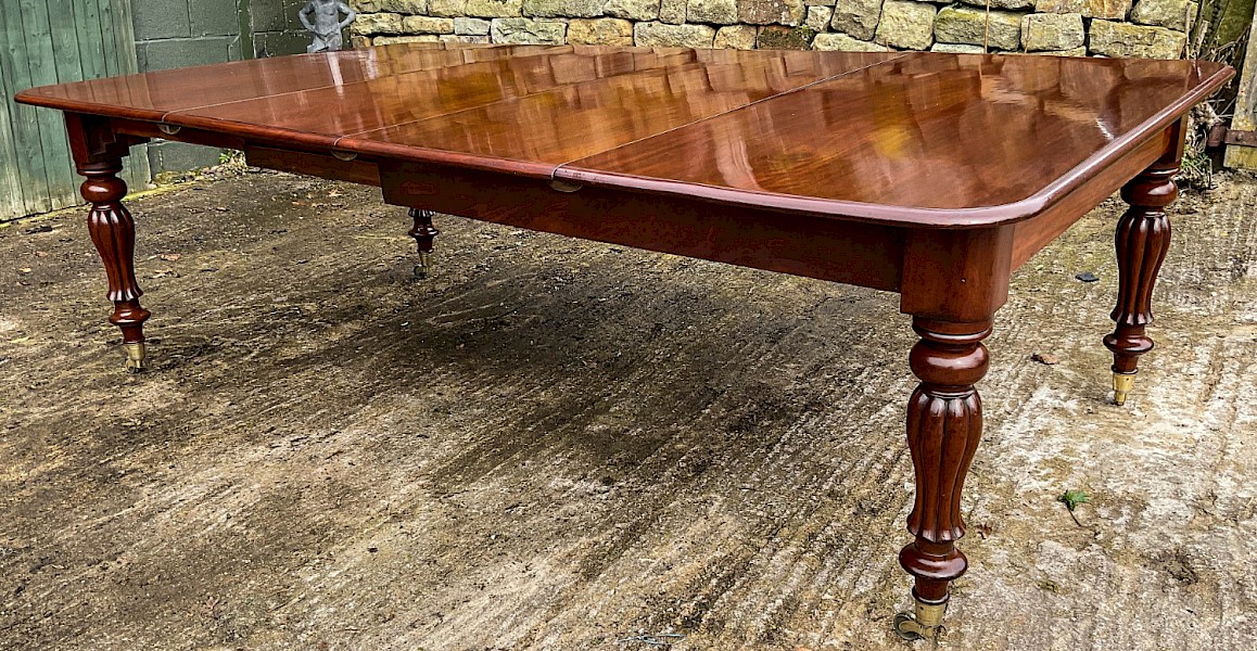 A Good Victorian 2 leaf extending dining table Mahogany