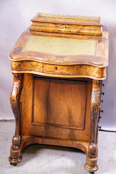 A Good victorian Davenport Desk in Burr walnut